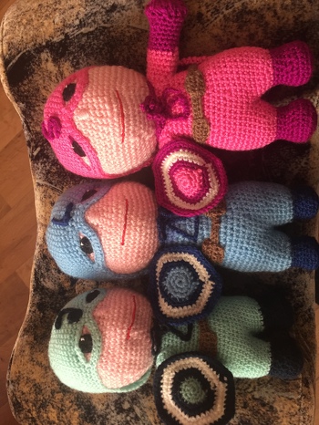 Diese Puppen waren für mich eine kleine Herausforderung. Die Vorlage war von Captain Amerika und ich habe sie abgewandelt mit den Wunschfarben der Kinder. Auf den Helmen habe ich die Anfangsbuchstaben der Kinder gestickt. Da ich keinen gleichmäßigen Stern geschafft habe, habe ich Dreiecke aufgestickt. Zusätzlich habe ich den Schutzpüppchen noch Umhänge mit Dreieck gehäkelt. Dich die verschiedenen Wollen sind sie etwas unterschiedlich groß geworden.