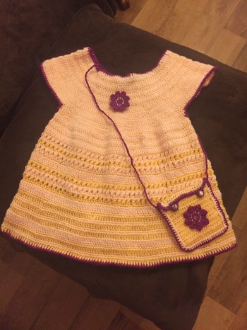 Das Musterkleid habe ich nur für die Größe und den Anfang gebraucht. Später habe ich Musterdurchbrüche mit Kreuzstäbchen eingearbeitet, da es ja ein Sommerkleid ist. Die aufgenähten Taschen habe ich deshalb weggelassen und dafür eine separates Umhängetasche angefertigt. Dazu die passenden Blümchen auf beiden Teilen.