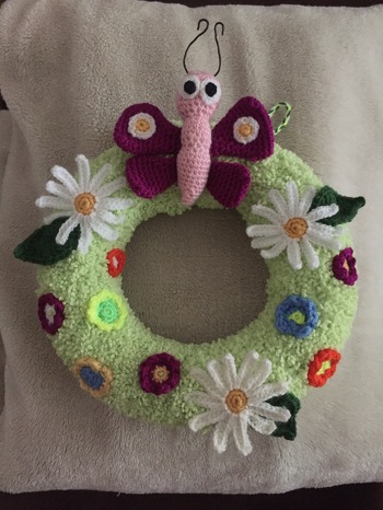 Mein Sommertürkranz ist gestrickt und gehäkelt.