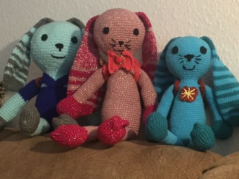 Jedes Enkel hat seinen eigenen individuell gestalteten Hasen zu Ostern bekommen. Ich habe jeden Hasen noch eine Kiepe gearbeitet und darin dann ein Osterei und eine Möhre gesteckt. Am längsten haben die lange Ohren gedauert.
Eine Anmerkung: ich häkeln die Augen immer selbst und nehme keine Fertigteile, schon wegen der Sicherheit.