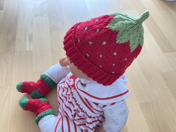 Erdbeermütze mit dazu passenden Socken, ein Ensemble, dass ich immer wieder gerne stricke und nicht nur zur Geburt verschenke, auch Kindergartenkinder gehen gerne als süßes Früchtchen