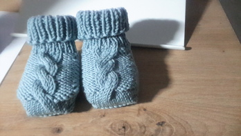 Babyschühchen gestrickt.