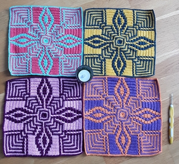 Nr. 4 ist fertig. Es werden garantiert noch mehr, wird eine kleine Decke. In Mosaiktechnik gehaekelt. (AL bei etsy)