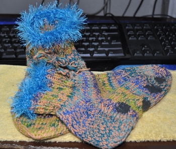 Haussocken aus restwolle gestrickt, der obere blaue Rand ist Fransengarn das ich auch so verarbeite