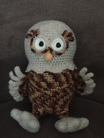 Das ist Fleur, die Eule!
Wunschgemäß nicht mit blauer Wolle.
Die Anleitung ist einfach nachzuarbeiten und als Zugabe habe ich auf dem Kopf ein Büschel von der bunten Wolle gesetzt. Dadurch sieht sie echt witzig aus.