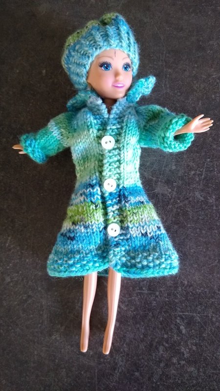 Strickanleitung: Strickjacke und Mütze für kleine Anziehpuppen