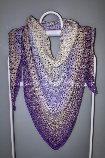 Wunderbares Muster, einfach aber sehr schön! Gehäkelt aus Woolly Hugs Bobbel Cotton.