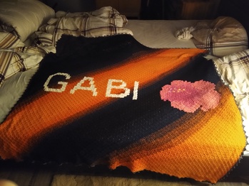 Mein bisher größtes Häkelprojekt mit einem Programm vorher konstruiert und dann C2C gehäkelt. Als es endlich fertig war, habe ich noch einen schicken Rand drum gemacht. Es war ein Geburtstagsgeschenk, worüber sich diejenige riesig gefreut hat. Die Decke ist quadratisch 1.38m.