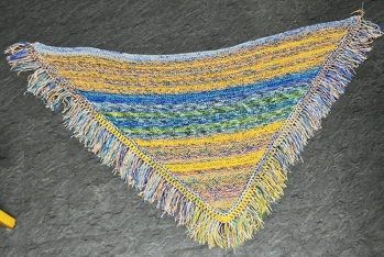 Schultertuch mit Fransen, gestrickt aus Wollresten