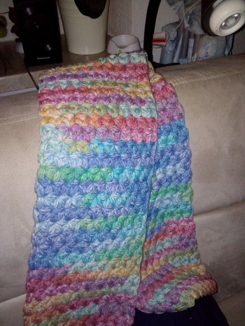 Das ist ein Schal mit Blumenmuster gehäkelt. Dazu habe ich mir eine Anleitung genommen.