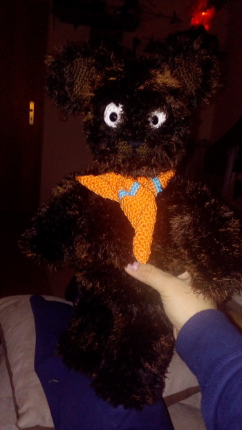 Das ist mein Fransenteddy. Der sitzt immer bei mir auf der Couch. Ich habe ihn erst mit Baumwollgarn gehäkelt und danach Fransengarn drum gehäkelt.