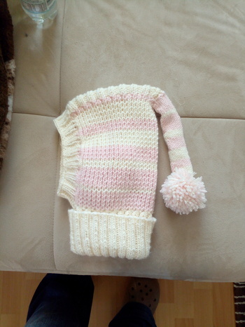 Eine Schlauchmütze für Kleinkinder ist hier gestrickt entstanden, glatt rechts. Die Bündchen im Wechsel.