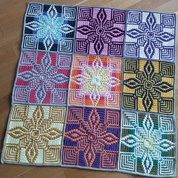 Dieser Teil der Mosaik-Decke ist fertig. Erst mal lasse ich sie so, vielleicht erweitere ich sie spaeter noch.