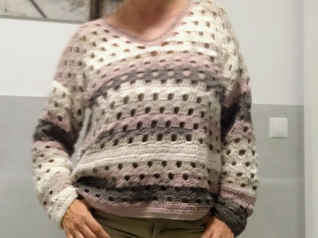 Gehäkelter sportlicher Pullover im Lochmuster aus Verlaufsgarn