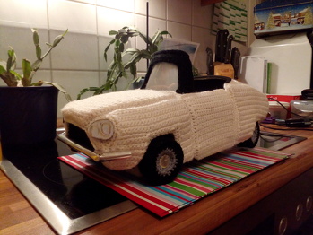 Ein gehäkeltes Auto. Es ist sehr schön geworden, für ein Projekt, was aus dem Kopf entstanden ist.