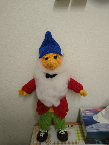 Ein Zwerg für eine Erzieherin aus der Kita, die in den Ruhestand gegangen ist. Sie hat sich sehr gefreut.
Der Zwerg ist gehäkelt, die Sachen sind gestrickt.