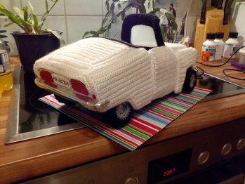 Mein erstes Auto, was ich gehäkelt habe. Ein sehr anspruchsvolles Projekt. Jedes Teil musste zweimal gehäkelt werden, um dann Pappe dazwischen zu stecken und es stabil zu machen.