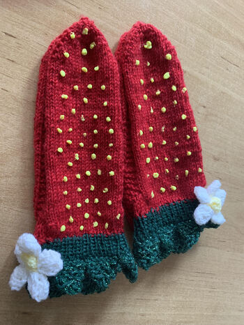 Diese wunderschönen Erdbeersöckchen von Ingrid habe ich für meine Enkeltochter gestrickt.
Vielen Dank an Ingrid für ihre Hilfe und den netten Kontakt.