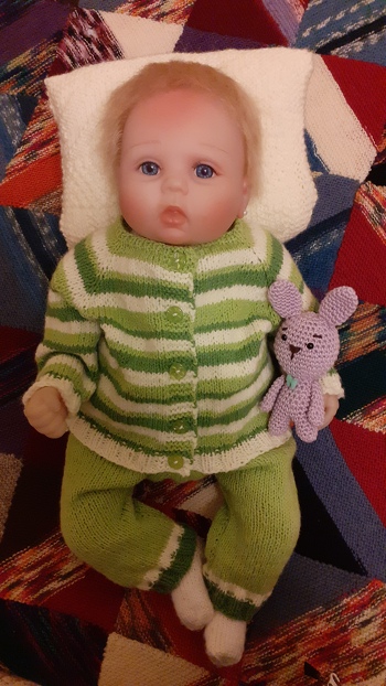Hab mal was neues für die Püppi gestrickt.