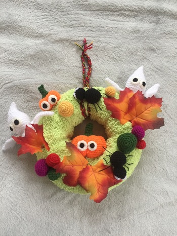 Die Anleitung ist einfach nachzuarbeiten.
Hatte noch grüne Fusselwolle, die ich als Kranzbezug gestrickt habe. Leider ist mein Kranz kleiner, weshalb ich kein Spinnennetz hinter gesetzt habe. Aber alle finden ihn auch so schön.