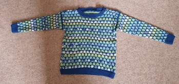 Eine sehr gute Anleitung. Mit dieser Merinowolle sieht der Pullover auch gut aus.