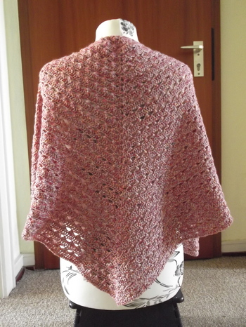 Das Tuch heißt BEZAUBERND BESCHEIDEN und stammt von 