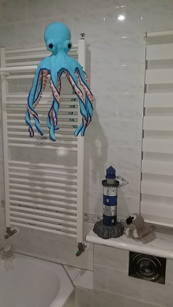 Darf ich vorstellen, das ist Jaques 😍 er war zwar eine echte Herausforderung, aber ich habe nicht aufgegeben und jetzt ist er mein ganzer Stolz 😊 Er passt perfekt in unser Badezimmer und fühlt sich dort sichtlich wohl. Bin gerade dabei ihn nochmals zu häkeln in Mini für meine beste Freundin - der wird auch mega knuffig. Freue mich schon auf das Foto Mini und Maxi nebeneinander 😅