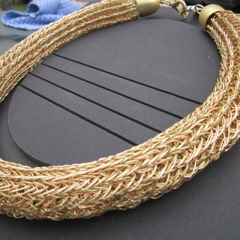 Viking knit
aus drei Drähten (bronze,silber,gold) gestrickte Kette