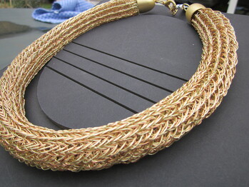 Viking knit
aus drei Drähten (bronze,silber,gold) gestrickte Kette