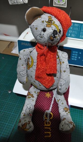 eine kleine Weihnachtsmaus für unsere hiesige Kindertafel genäht
