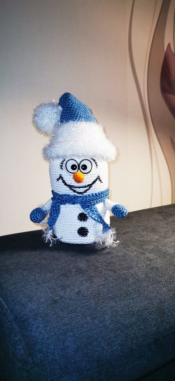 Die Augen habe ich aufgeklebt. Habe noch so viele Comicaugen. Mund und Knöpfe male ich immer auf. Mag nicht sticken.