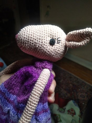 eine Freundin traute den Sicherheitsaugen nicht, mit großer Kraftanstrengung und Werkzeug habe ich die doch sehr festen Augen entfernt und mit Garn neue gestickt, zuzüglich Wimpern.