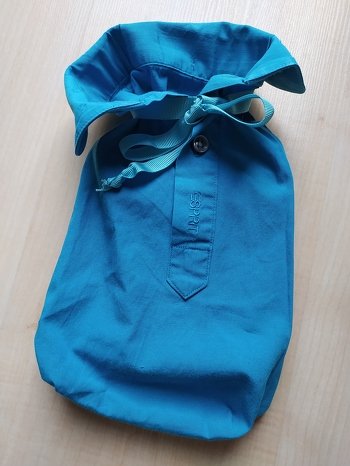 Ich habe heute eine Geschenkverpackung genäht. Upcycling - aus einem alten Hemd.