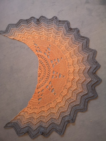 Das Tuch Sunny Valo ist fertig. Ja, war nicht ganz so einfach, hat aber mit viel Ausdauer gut geklappt