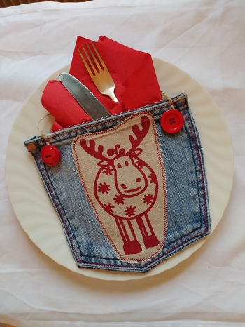 Für die weihnachtliche Tischdekoration ein paar alte Jeans und Tischdecken vernäht.