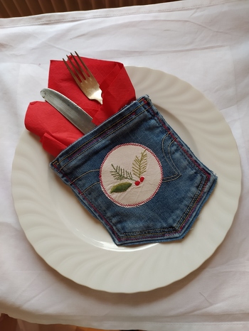 Nummer 2 von 9. Genähte Tasche aus alten Jeans als Bestecktasche für den weihnachtlich gedeckten Tisch.