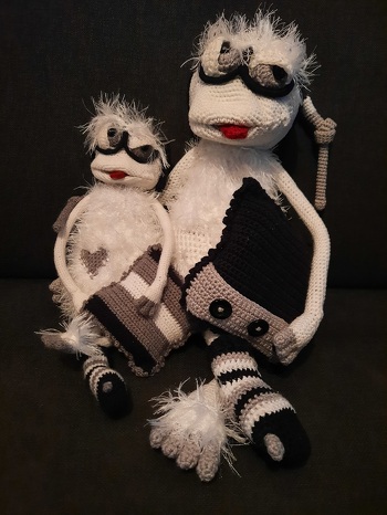 Meine absolute Lieblingsanleitung!
Ich hab ein paar kleinere Veränderungen vorgenommen. Statt Zahn hängt nun die Zunge raus. Ich hab sie wie den Zahn gehäkelt jedoch pro Reihe eine Masche mehr genommen. Den haarlosen Bauchfleck habe ich in Herzform gemacht und das Kissen hat bei der Umrandung auf jede 2. feste Masche ein Picot aus 3 Luftmaschen bekommen. Den kleineren habe ich mit BW/Acryl-Garn und Häkelnadeln 1,0 - 2,5 (immer 1,5 Nummern kleiner als angegeben) gehäkelt. Er ist sitzend ca. 18cm groß.