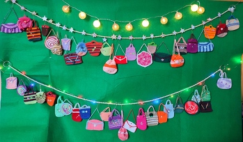 Es macht riesig Spaß diese Adventskalender zu häkeln. Die Designerin Elke Eder hat echt tolle Anleitungen dir sehr gut beschrieben und  bebildert sind. Mit bisschen Übung kann man alles sehr gut nach arbeiten. Besten Dank für die tollen Anleitungen