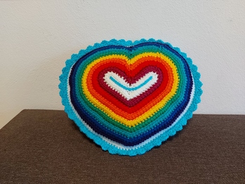 Für meinen Sohn habe ich ein Herzkissen gehäkelt mit verketteten Stäbchen. So ist es schön dicht geworden und die Füllwatte kann nicht herausquellen. Auf der Rückseite sind die Farben in umgekehrter Reihenfolge.