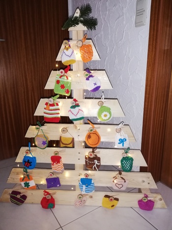 Mein mega Projekt ist fertig 👍
7 Adventskalender angefertigt nach der Häkelanleitung von Elke Eder