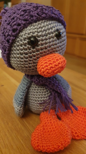 Ich habe mein erstes Tierchen, welches ich für meine Großnichte gehäkelt habe und ich bin total begeistert,  wie gut die Anleitung beschrieben war!
Enti hat gefroren, da kam noch eine Mütze und ein Schal dazu.