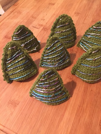 Diese kleinen Mini-Weihnachtsbäume waren ein Mitbringsel zum Nikolaustag in der Sportgruppe.
Sie auch ohne Füllwatte als Eierwärmer verwendet werden.
Die Anleitung war kostenlos (Dankeschön) und leicht nach zu arbeiten.