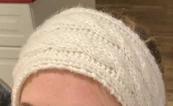 Ich habe mich ans „Zopfen“ gewagt, weil meine Große sich ein Stirnband gewünscht hat.
Eine Anleitung hatte ich nicht, nur fürs Zopfprinzip. Alles andere habe ich mir selbst erarbeitet.