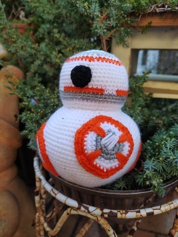 Weihnachtsgeschenk für meine Tochter. Hat viel Spaß gemacht, diesen kleinen Kerl zu häkeln.
Die Macht sei mit dir ....