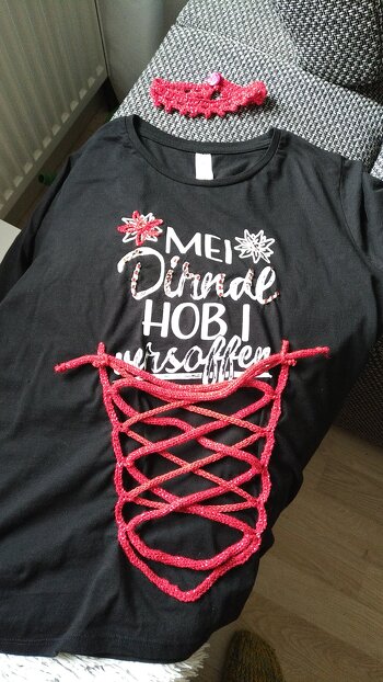 wenn man ein Dirndl Vorschrift ist und du nich der Typ dazu, bastel dir selbst eins...kam sehr gut an
Jeans dazu oder Rock und ...