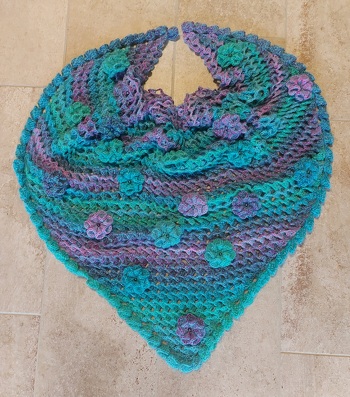 Dieses flauschige Dreiecktuch habe ich aus 