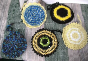 Gartendeko - alte CD-Scheiben mit Creative Bubble Garn umhäkelt. Anleitung von Petra Perle?