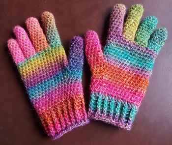 Selbst ausgedacht, für meine Hände konstruiert und gehäkelt. Garn ist Manaya von hobbii.de.