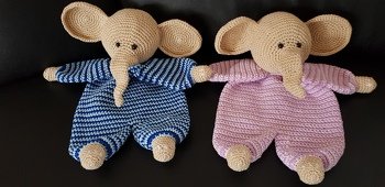 Super Anleitung , habe 2 gleichzeitig Gehäkelt.
Habe problem gehabt beim Kopf an Nähen.