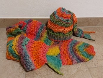 Diesen kuscheligen Fischschal und die Fischschwanzmütze habe ich aus Manaya von hobbii gehäkelt. Die Inspiration dazu kam von Petra Perle.